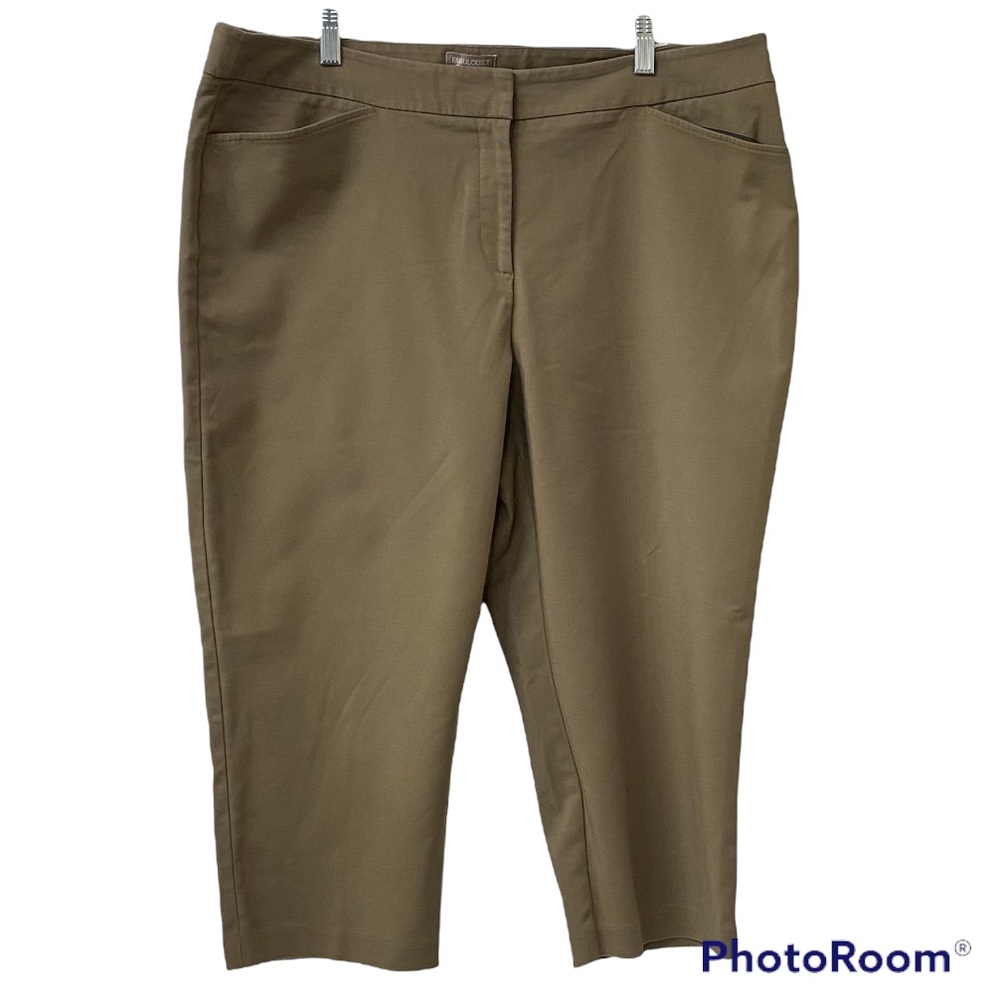 FABULOUSLY  SLIMMING CHICO'S Women's Med Brown Capris Tapered Leg